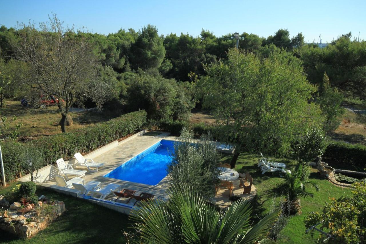 Apartments With A Swimming Pool Pula - 7356 Exterior photo